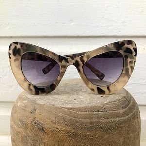 Oversized Exaggerated Retro Cat Eye Sunglasses with Brown Marble Frames